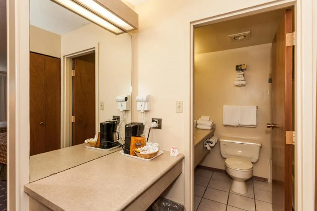 Howard Johnson By Wyndham Nanaimo Harbourside Hotel
