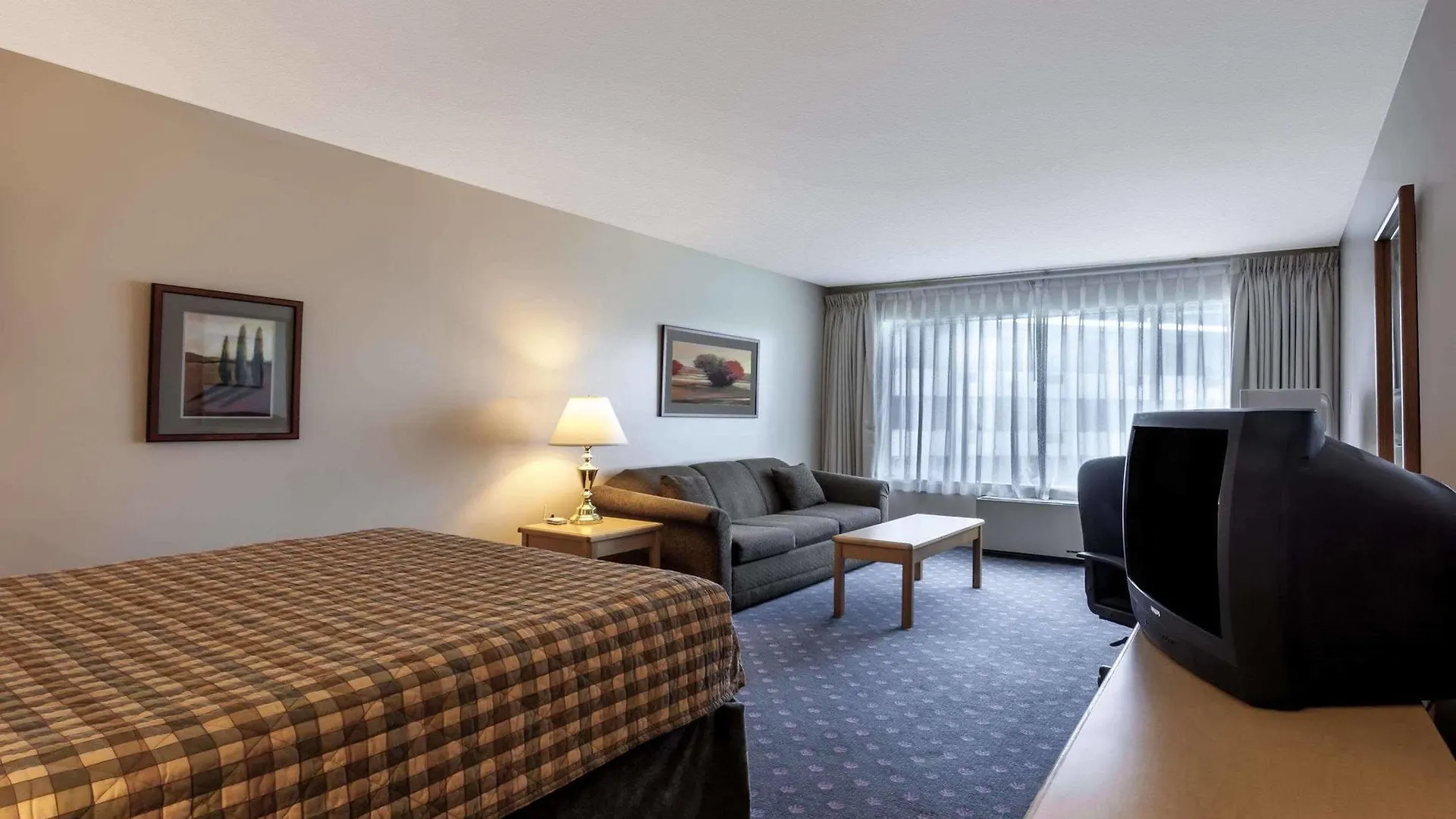 Howard Johnson By Wyndham Nanaimo Harbourside